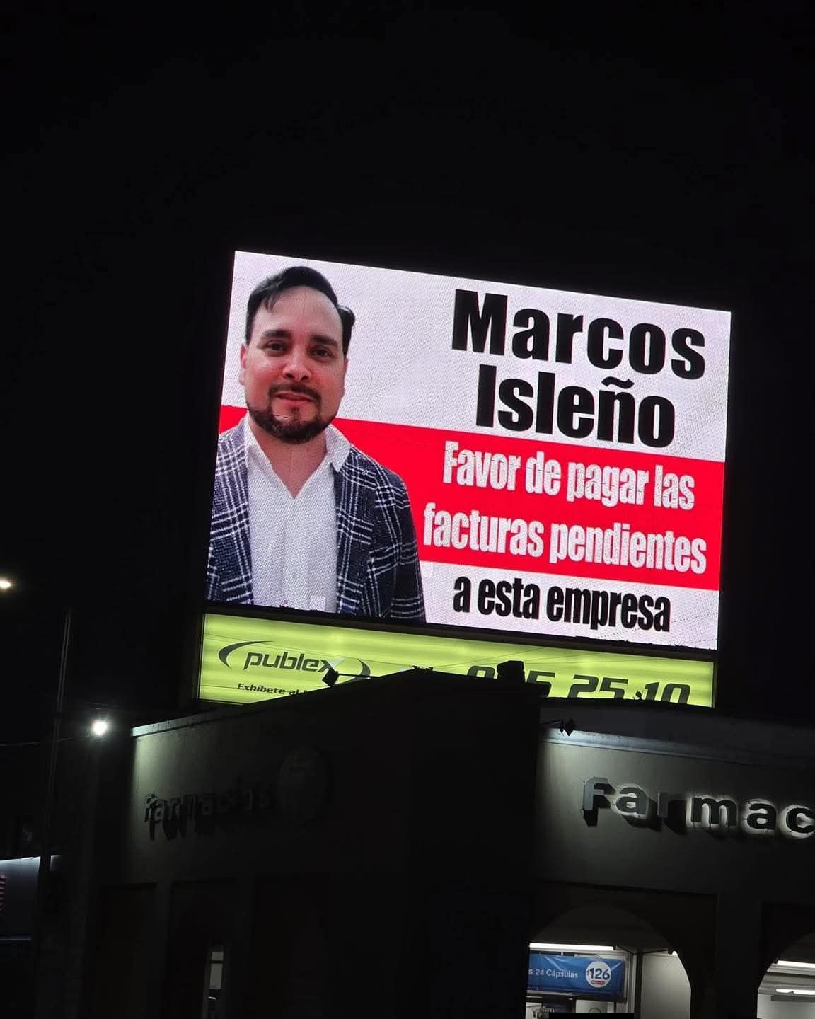 Exhiben a ex alcalde de Medellín de Bravo en espectacular por adeudo