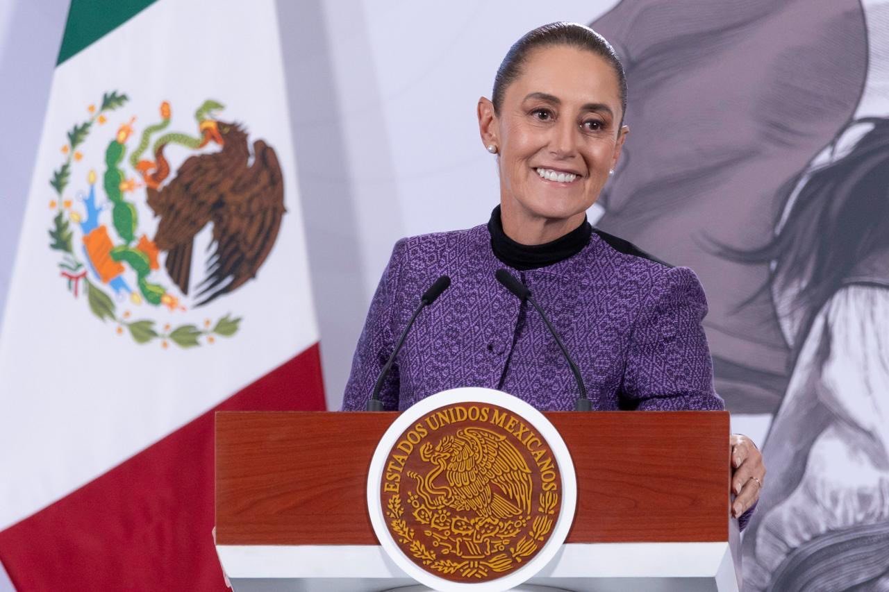 Sheinbaum presenta credencial de Servicio Universal de Salud; así puedes obtenerla