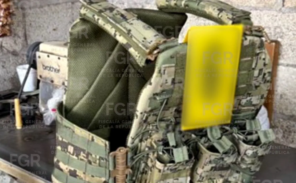 Desmantelan taller clandestino donde falsificaban uniformes e insignias militares en Veracruz; aseguran chalecos y maquinaria