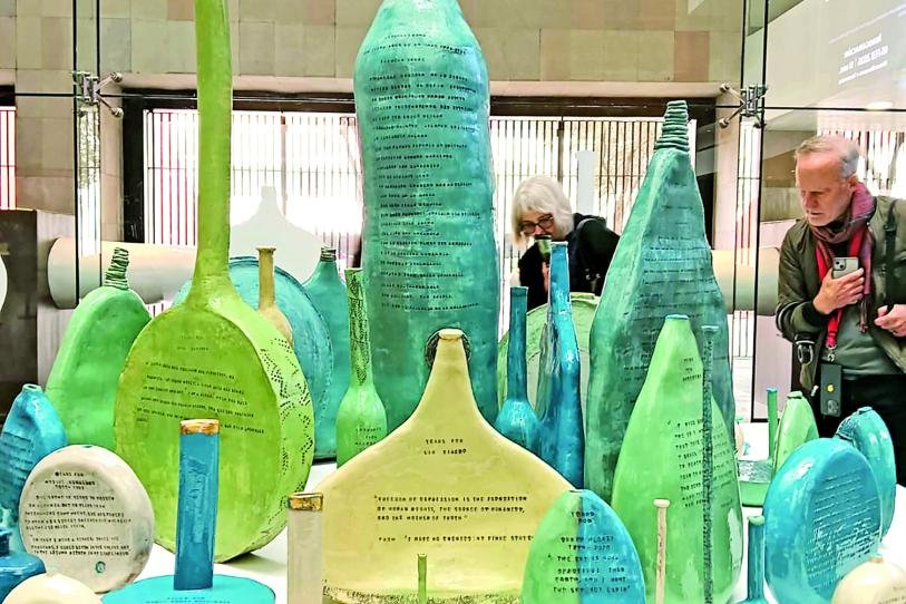 Crean un panteón de botellas y letras en el Museo Memoria y Tolerancia