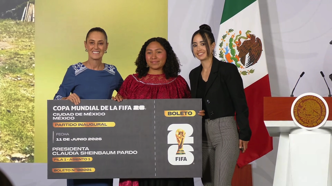 Sheinbaum regala su boleto del Mundial 2026 a joven indígena de Veracruz