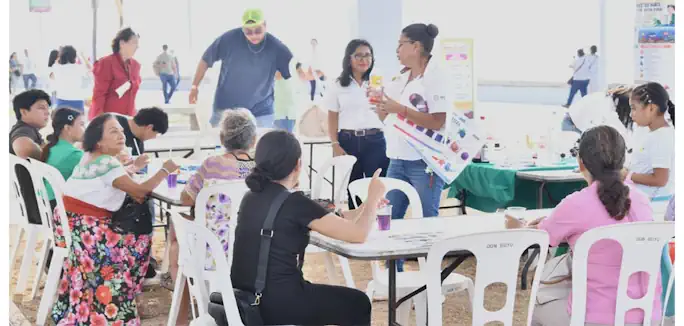 Hojas, ramas y creatividad cobran vida en taller gratuito del Festival del Mar