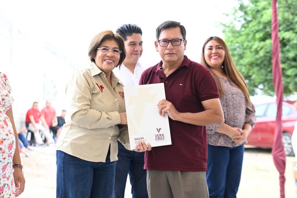 Garantiza Rosa María patrimonio de familias en colonias de Veracruz con entrega de escrituras