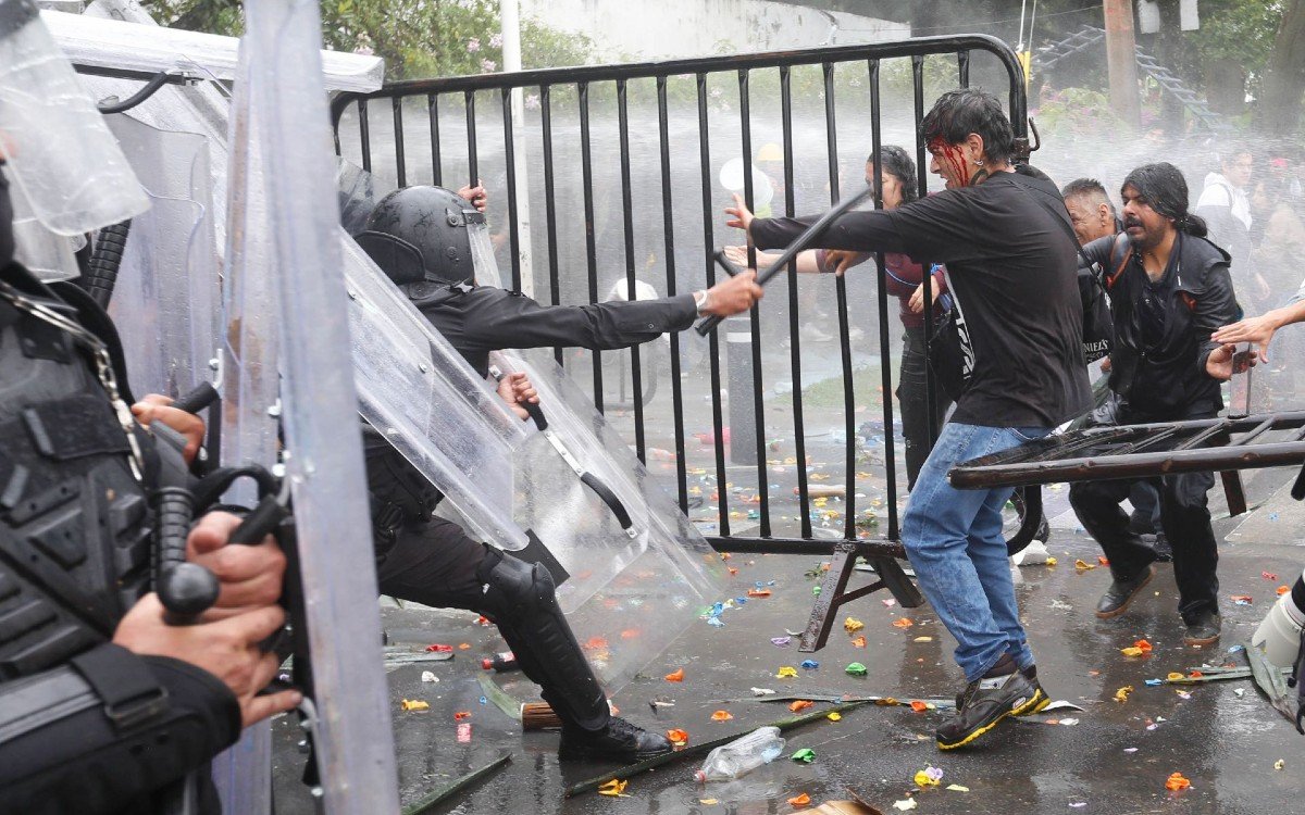 Sheinbaum condena uso de chorros de agua durante protesta en Guadalajara