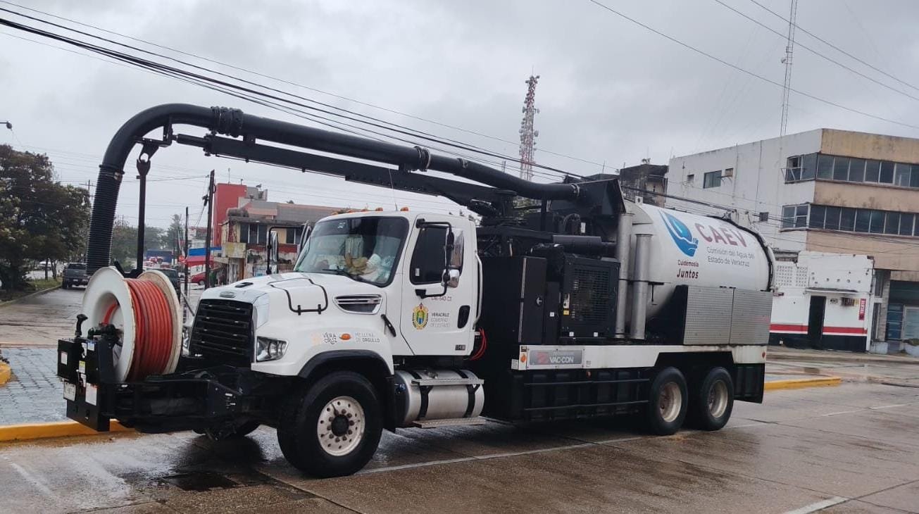 CAEV moviliza maquinaria y personal, en apoyo a Nanchital y Coatzacoalcos