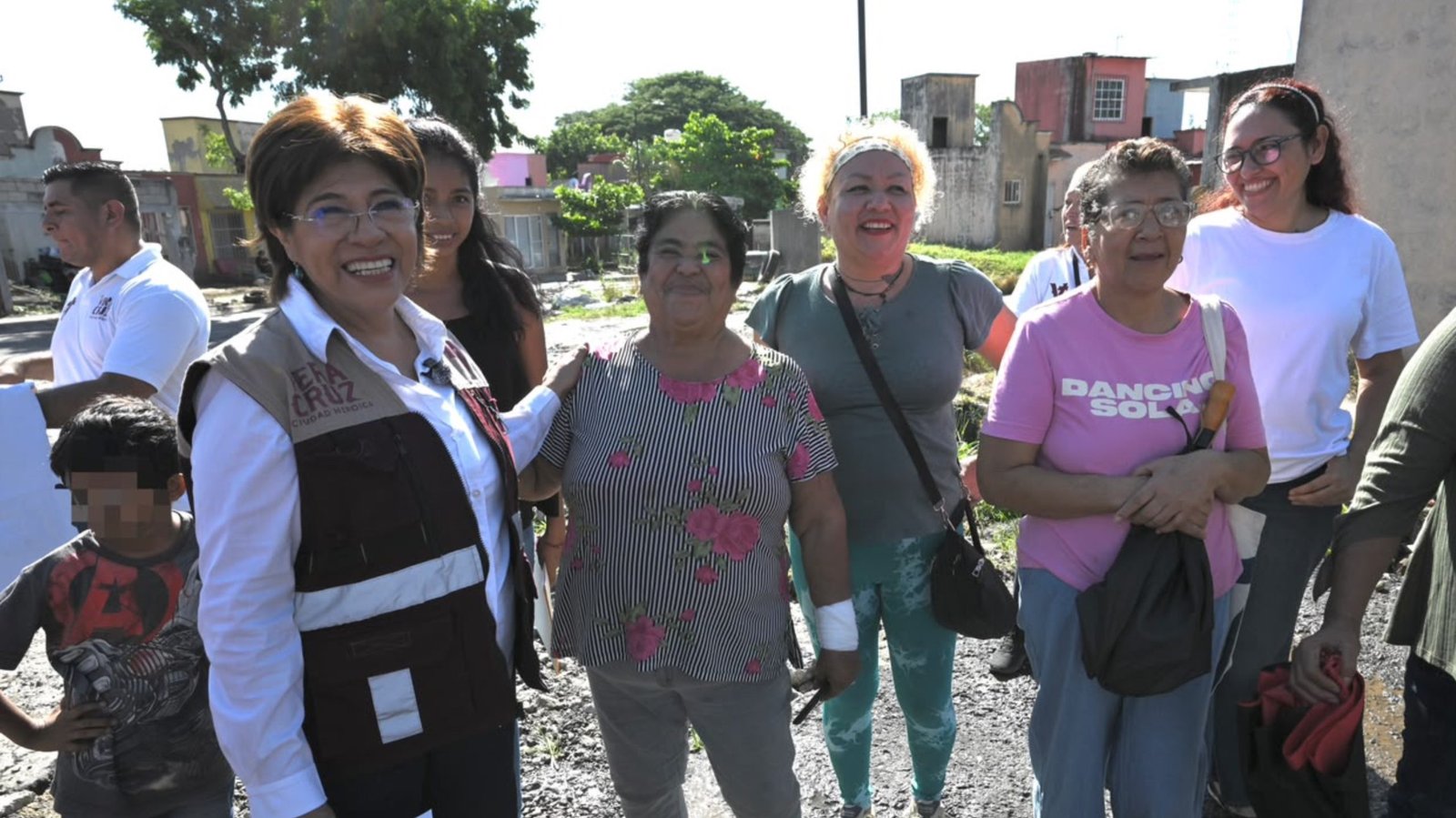 Rescata Rosa María vialidad de Palma Real afectada por fugas de agua que Grupo MAS no ha atendido