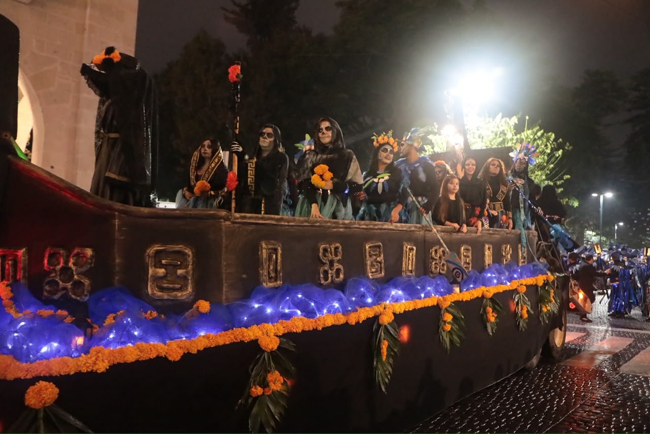 Entre ánimas y leyendas, veracruzanos dan vida al Mictlán con Desfile Monumental